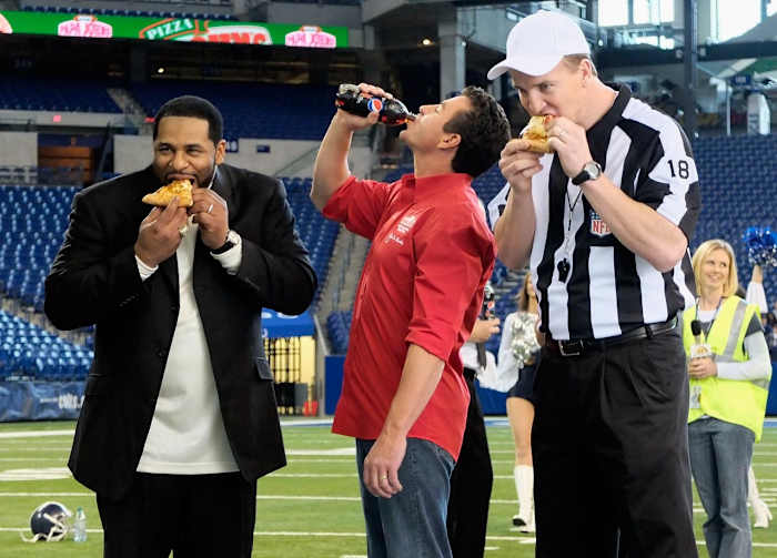 2012-Peyton-Manning-Jerome-Bettis-Papa-Johns-John-Schnatter.jpg